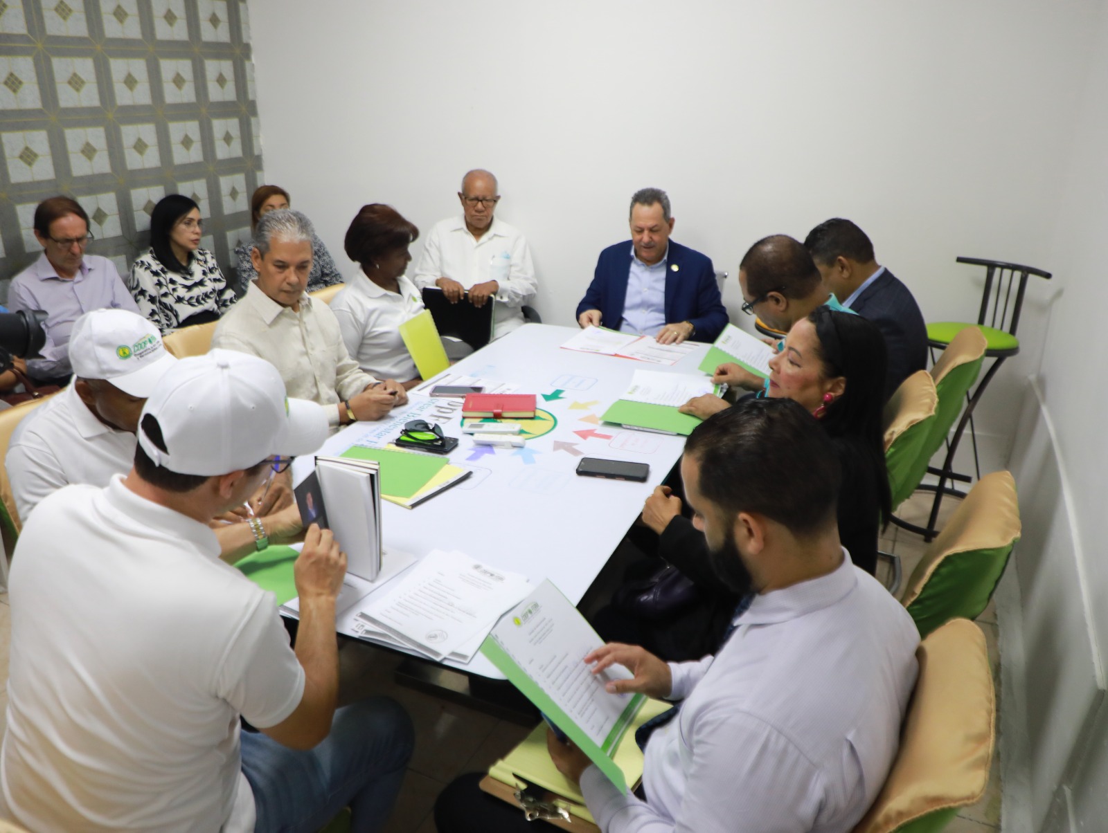 Ejecutivos de Promipyme sostienen reunión Buhoneros de La Feria